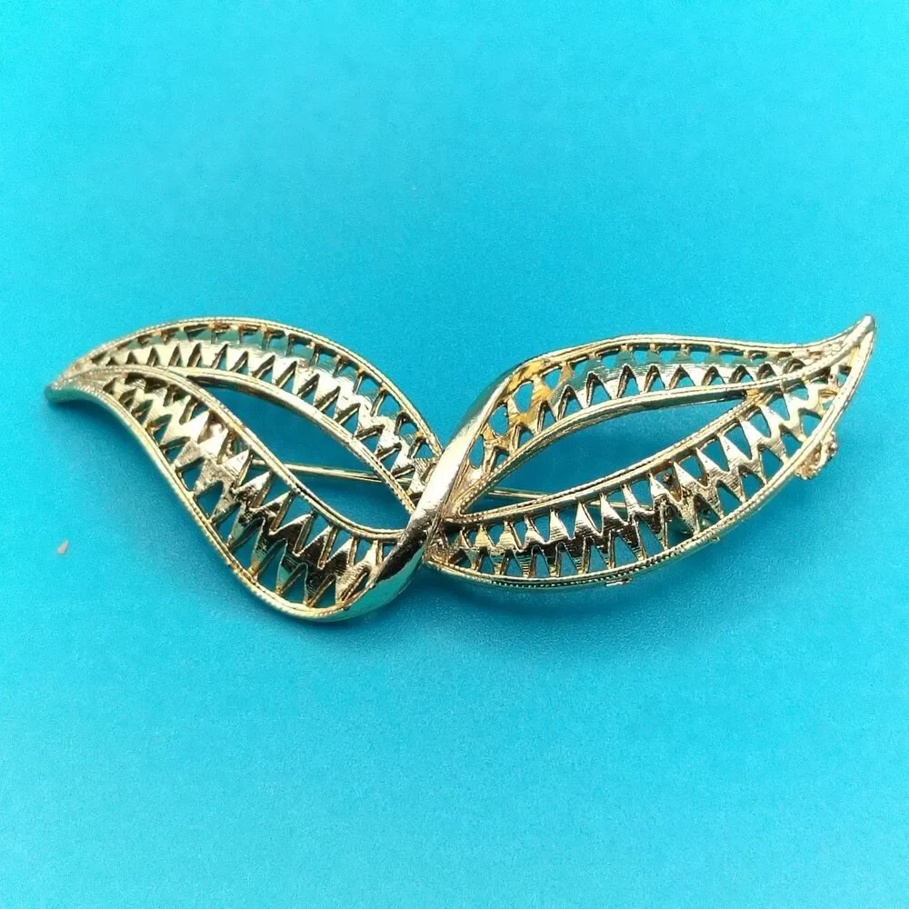 Vintage Gold Tone Filigree Leaf Scroll Brooch Pin Mid Century Modern Style